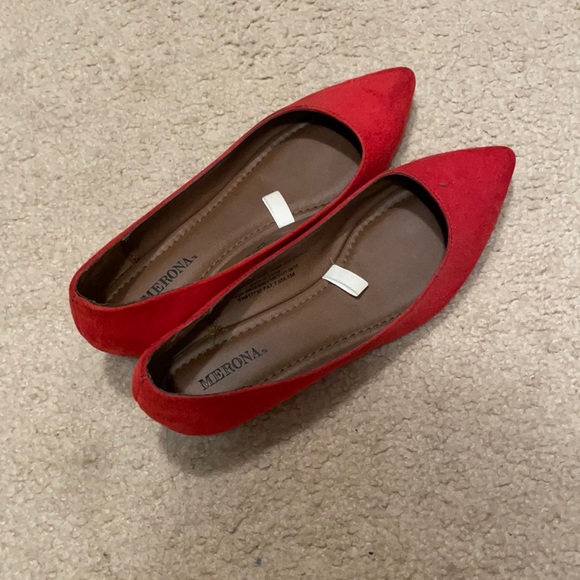 Red pointy flats - Picture 1 of 3
